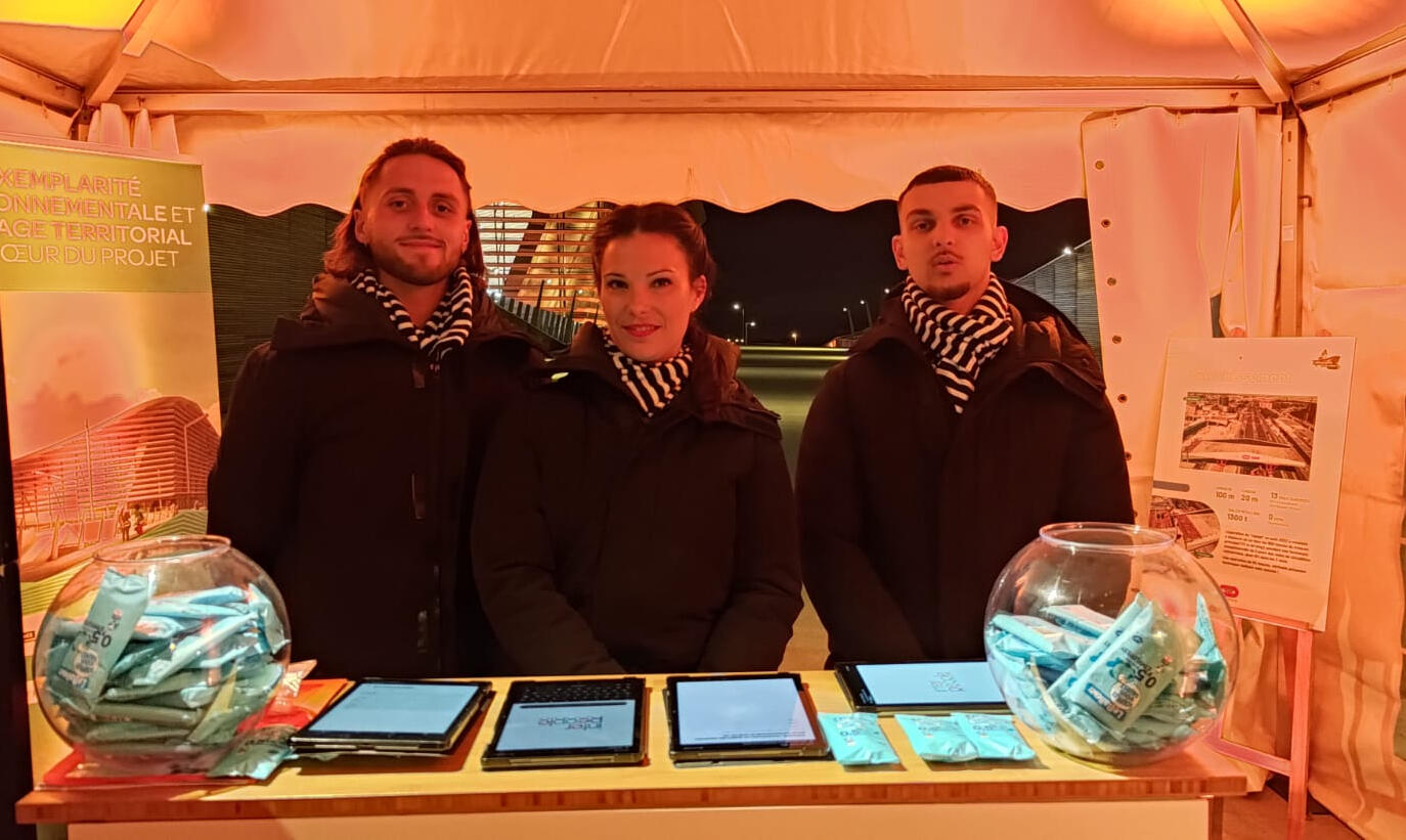 Interpeople accueille les invités à la soirée d'inauguration de la Piscine Olympique.